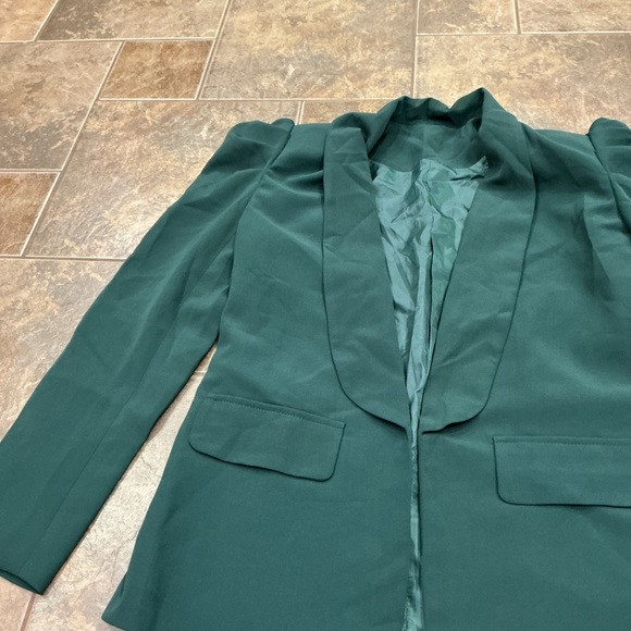 ❄3/$26 Xmas sale❄ Elegant Green Women's Blazer - Picture 2 of 4